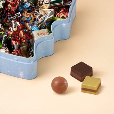 Venchi Christmas Tree-Shaped Tin with Assorted Chocolates 223g 2